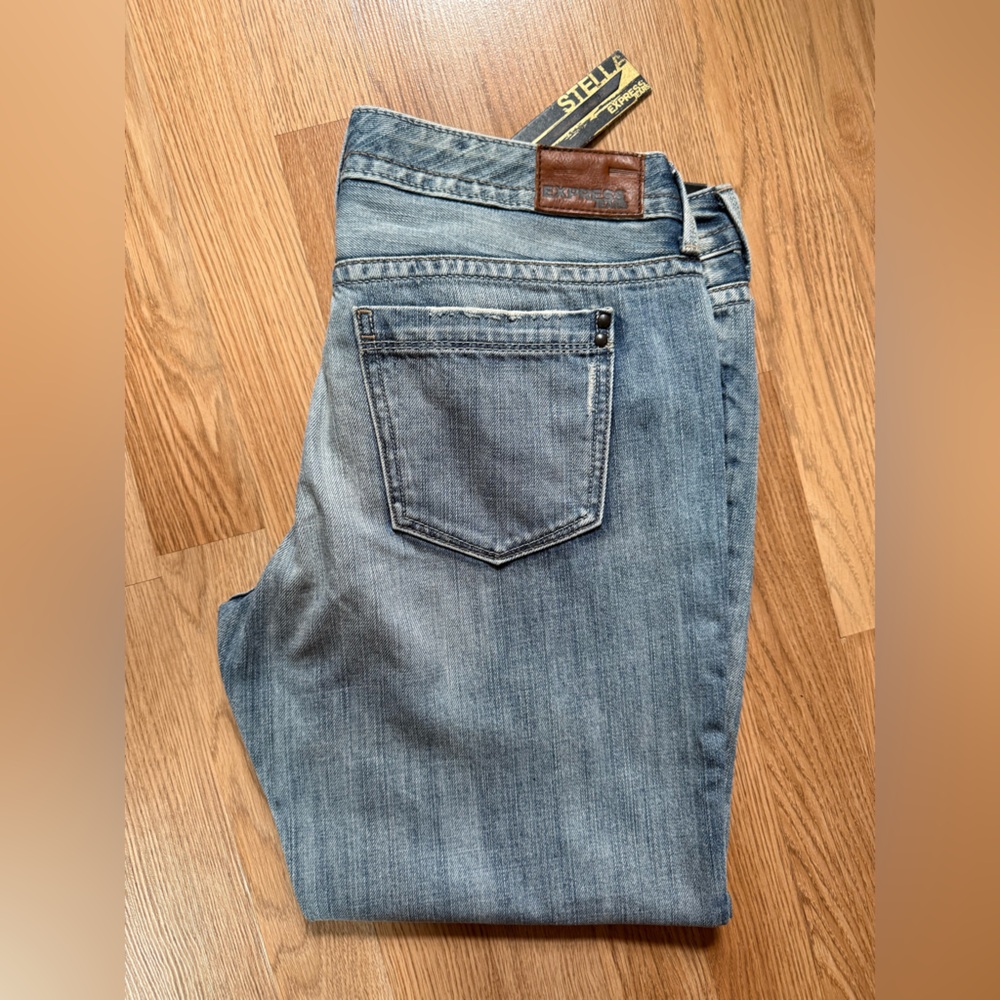 Light blue low rise cropped jeans express women’s Jeans size 8
